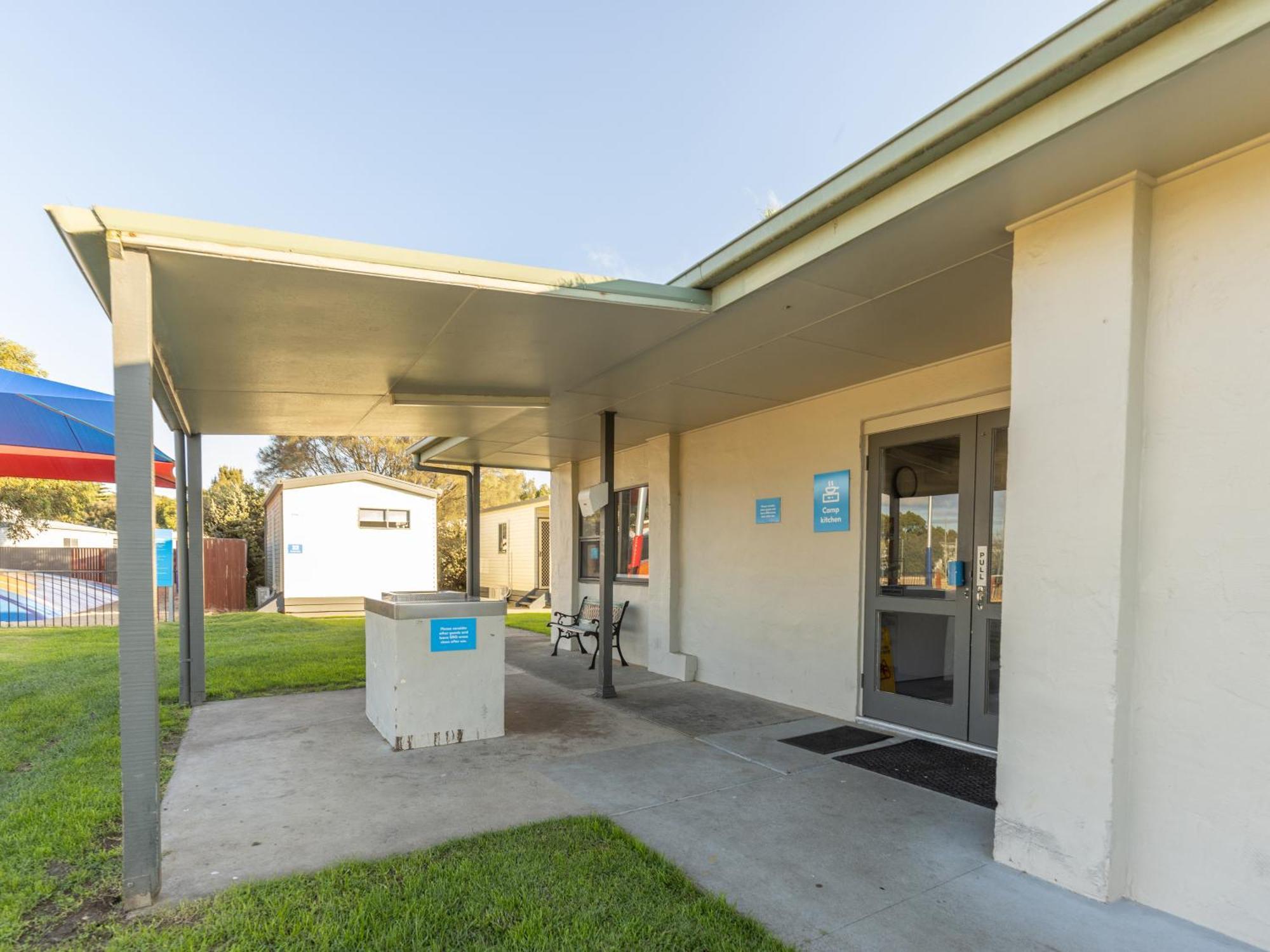 Nrma Warrnambool Riverside Holiday Park 外观 照片